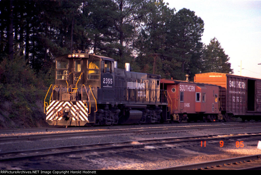 NS 2355 switching the yard